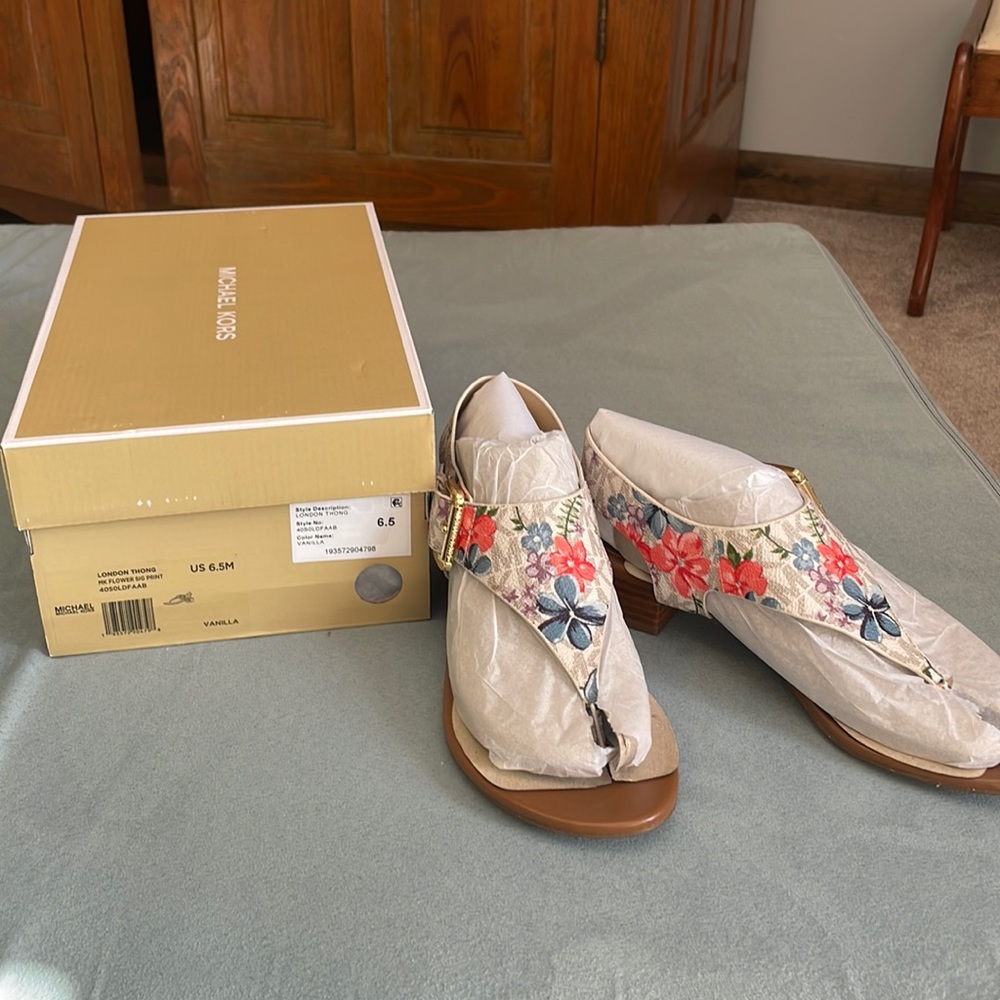 NWT Michael Kors London Thong Sandals